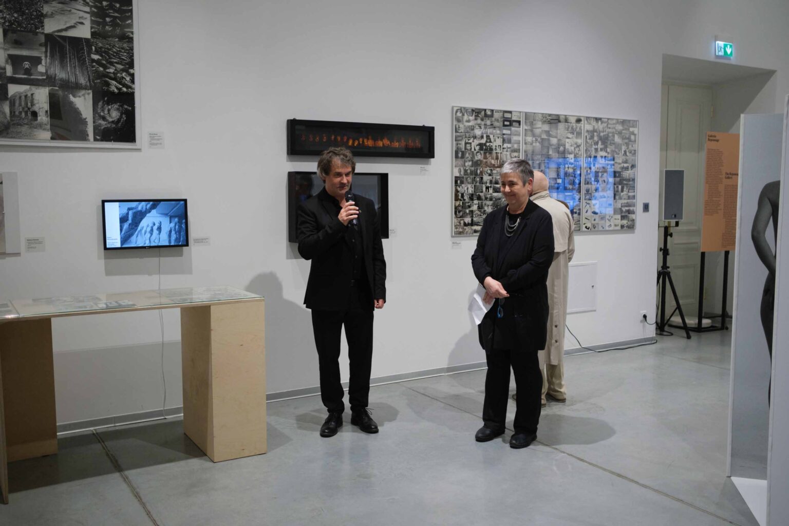 osoby w przestrzeni wytawy