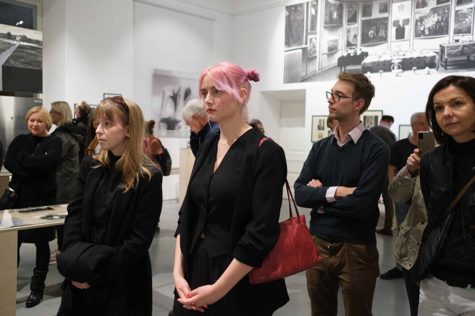 kilka osób, wystaw w tle