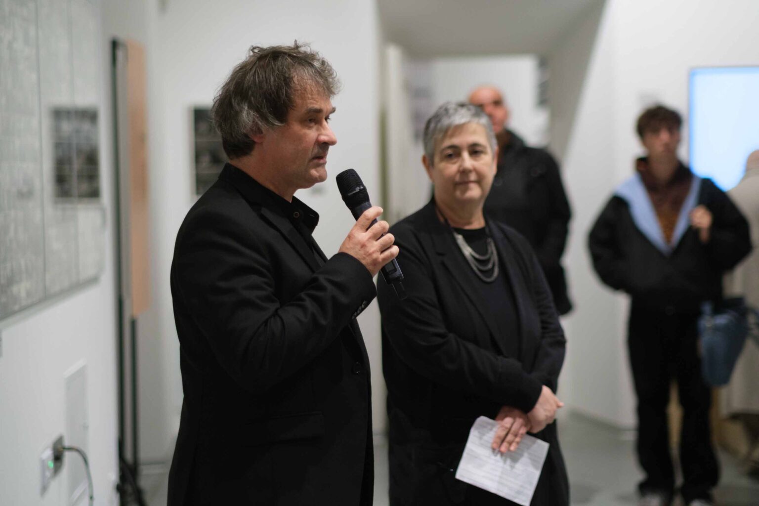 mężczyzna mówi do mikrofonu