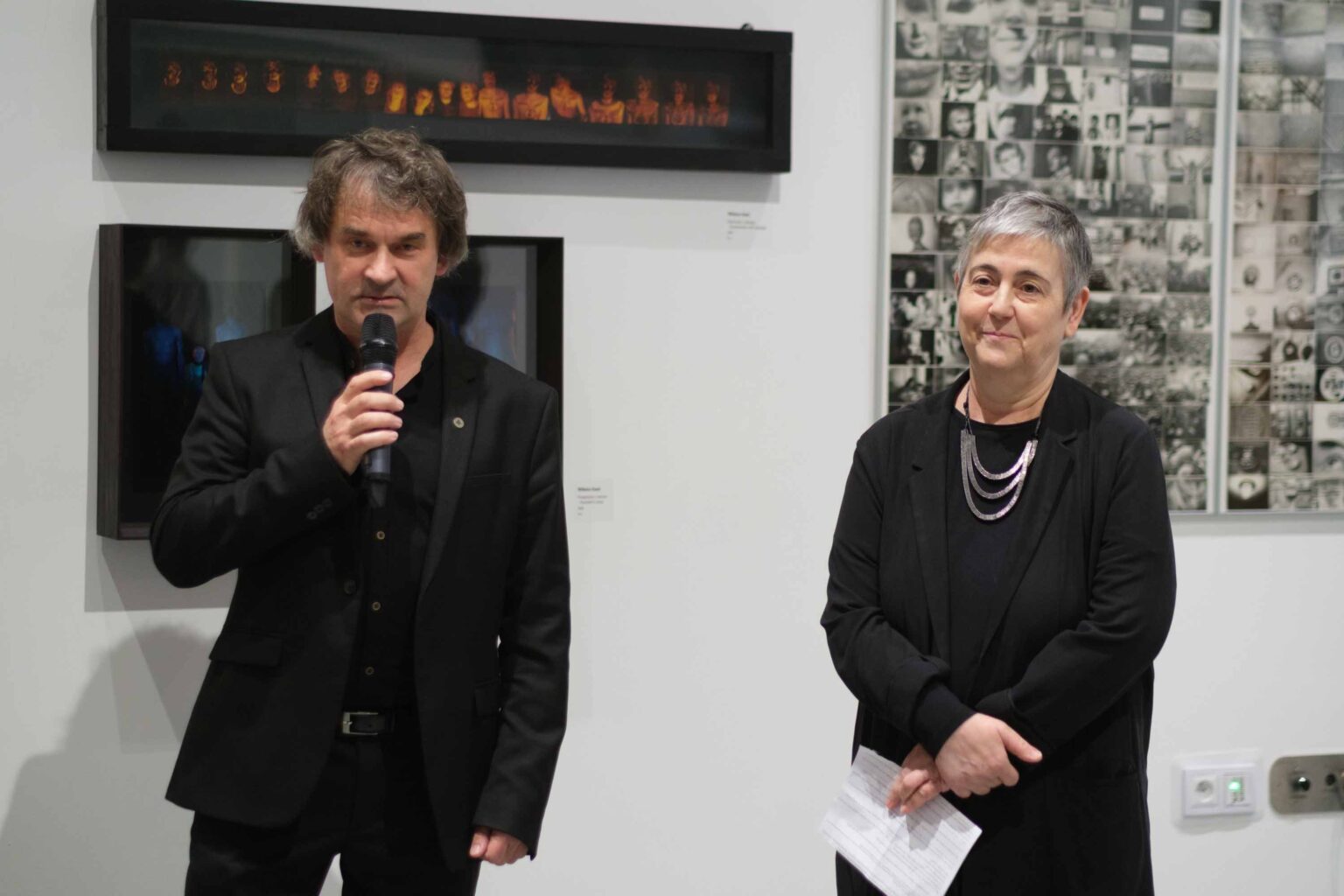 mężczyzna mówi do mikrofonu