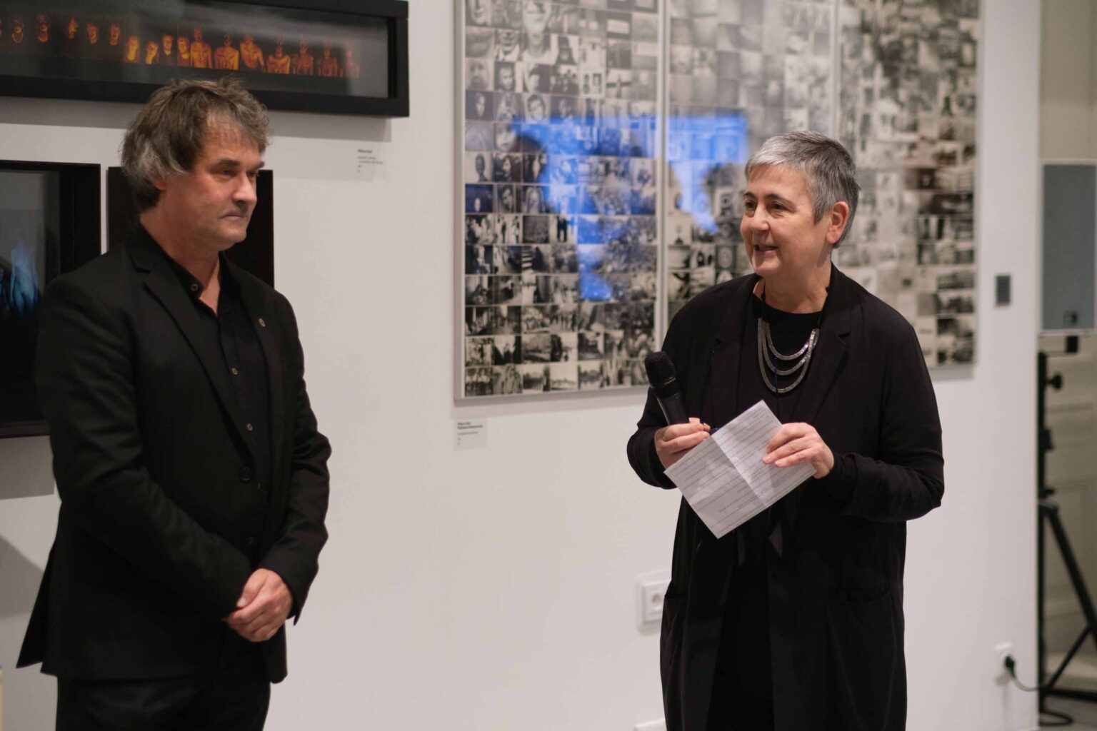 dwie osoby na tle wystawy