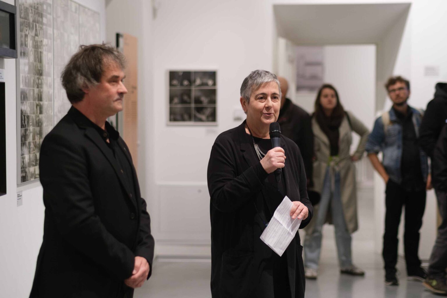 koieta mówi do mikrofonu. Widok wystawy