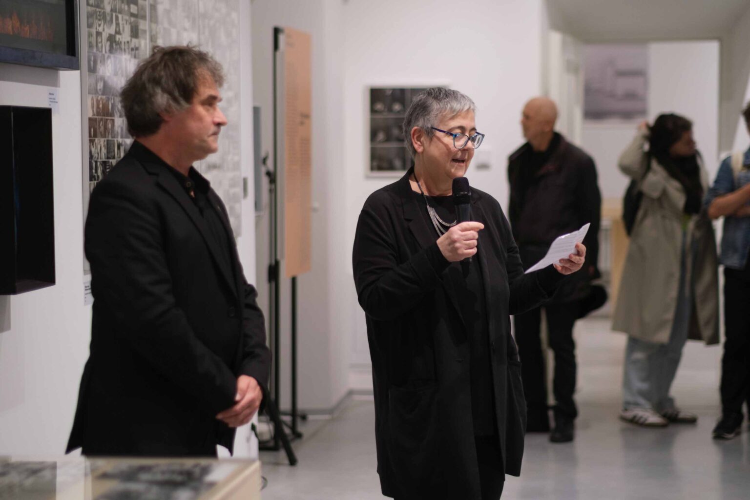 kobieta mówi do mikrofonu