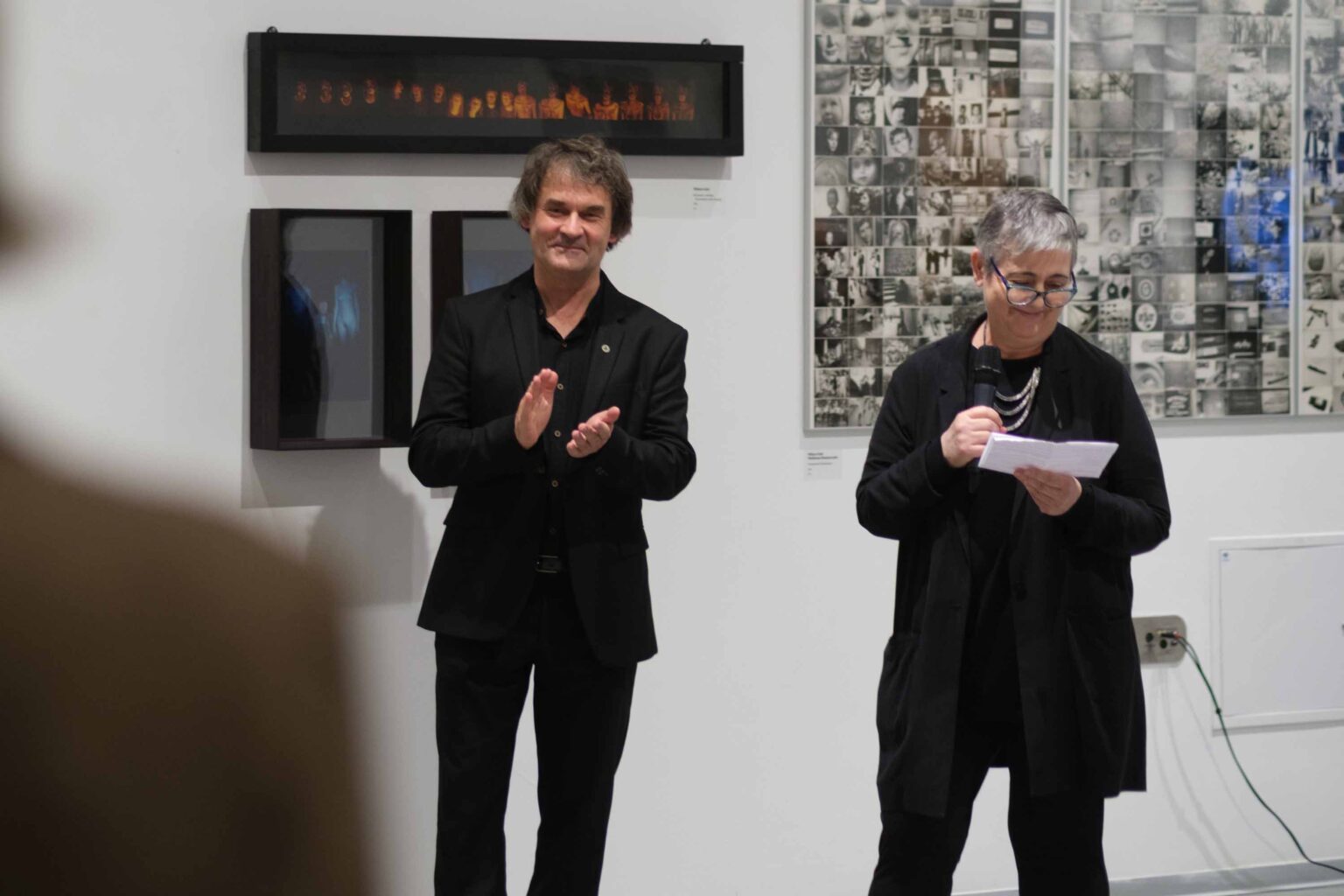 kobieta mówi, mężczyzna klaszcze. Widok wystawy