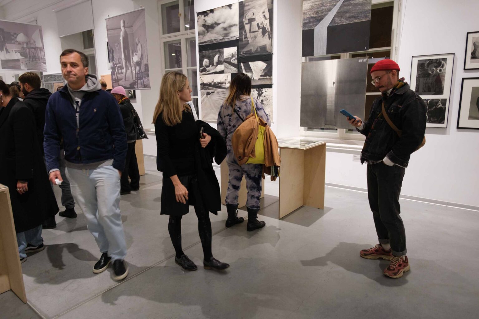 zwiedzający, wystawa w tle