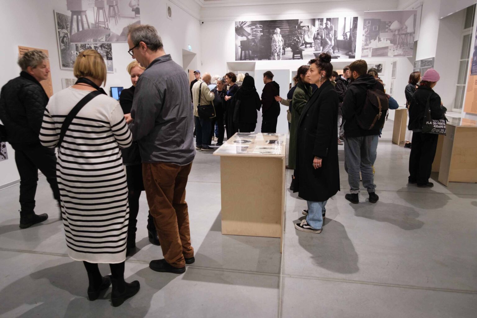 zwiedzający w przestrzeni wystawy