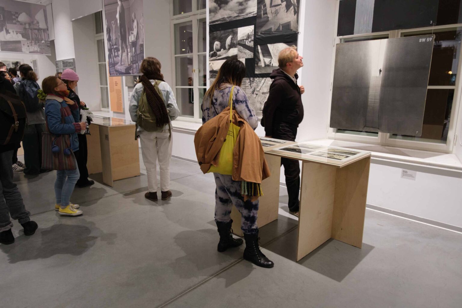 zwiedzający, wystawa w tle