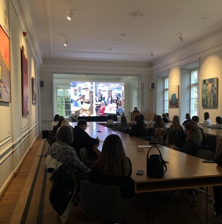 grupa osób w sali konferencyjnej