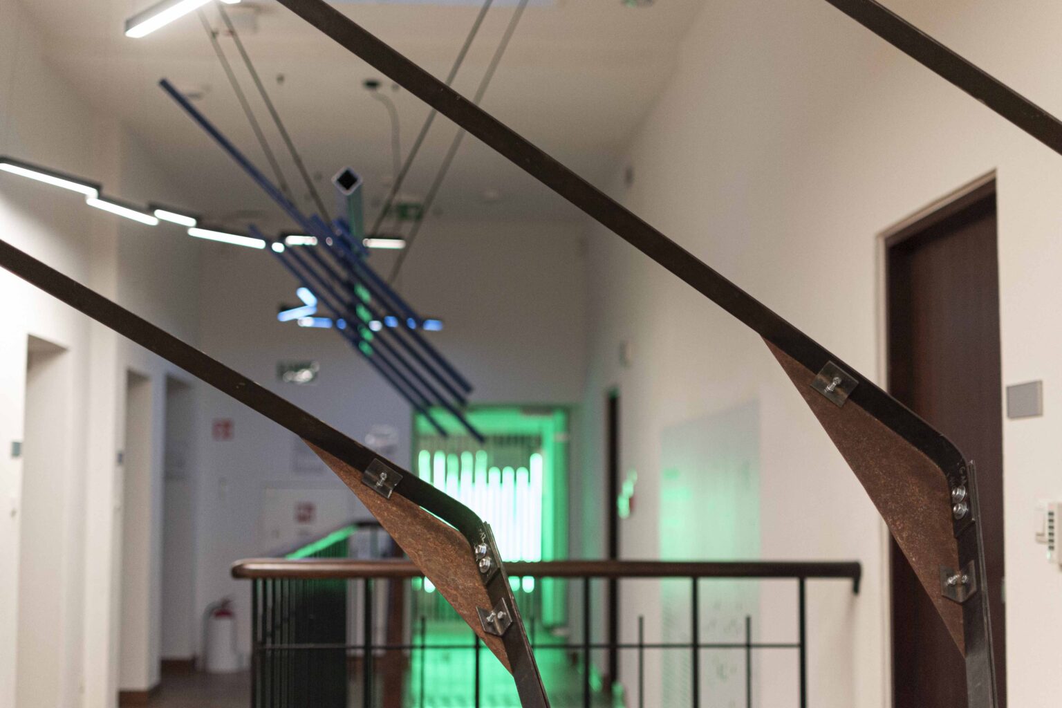 instalacja z metalowych elementów prefabrykowanych