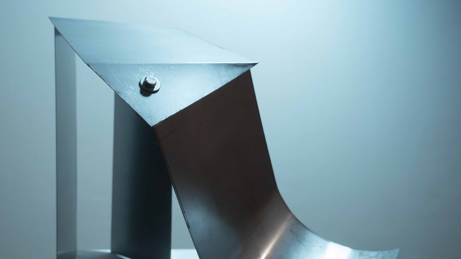 zbliżenie na metalowy fragment instalacji