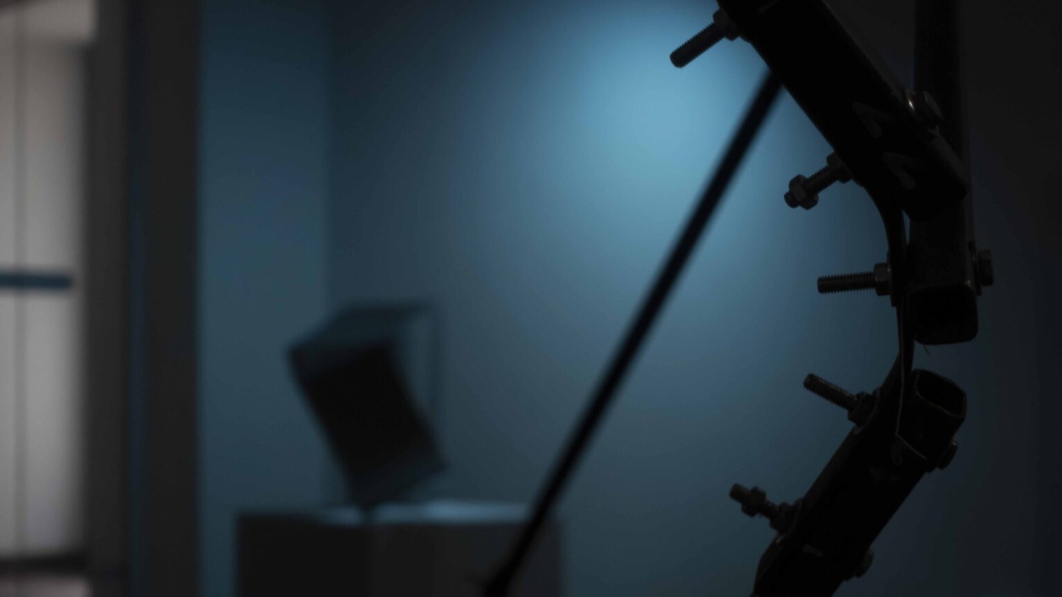 metalowy fragment instalacji