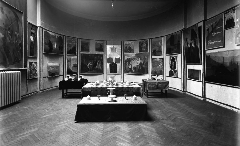 czarno-biała fotografia wnętrza z ekspozycją wystawy