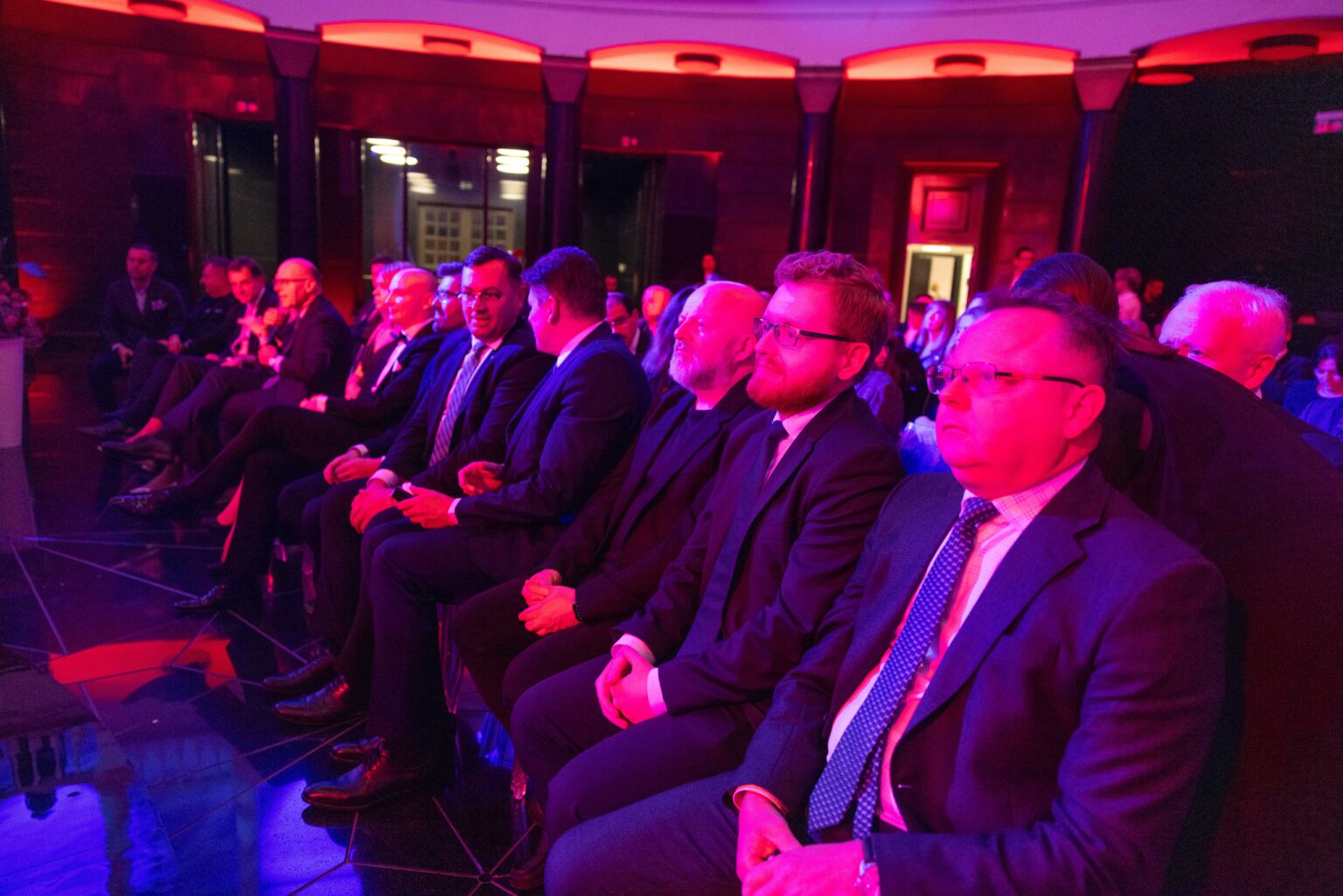 grupa mężczyzn w garniturach na widiwni