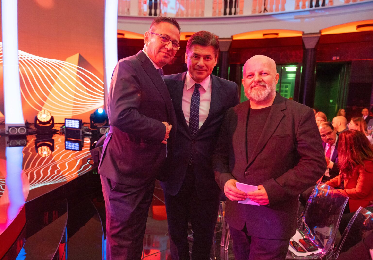 trzej mężczyźni w garniturach