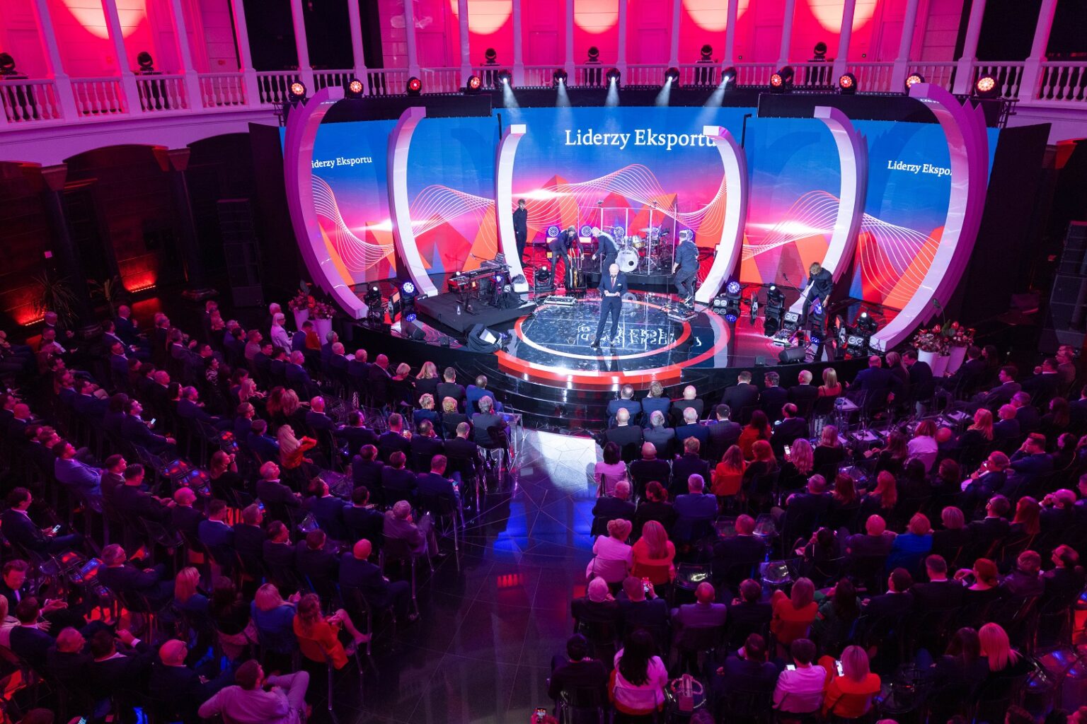 widok z góry na widownię, osoba na scenie, kolorowe światłą