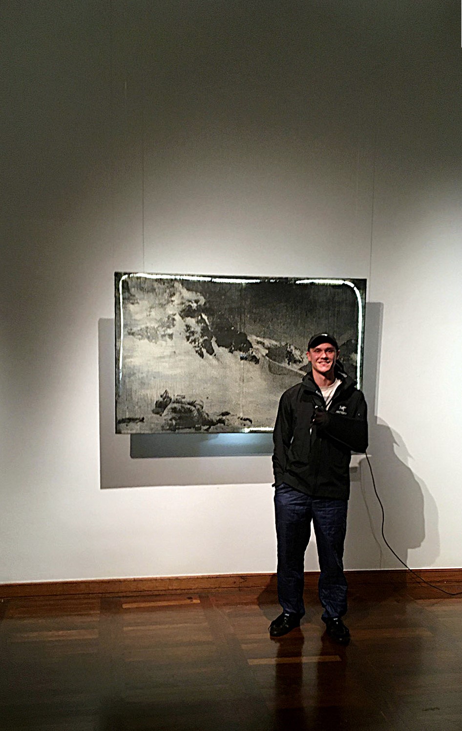 sylwetka młodego mężczyzny, obraz w tle