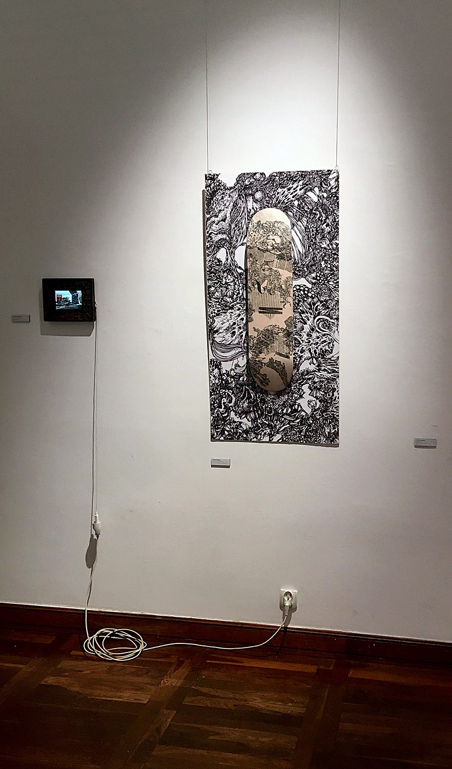 praca na galeryjnej ścianie