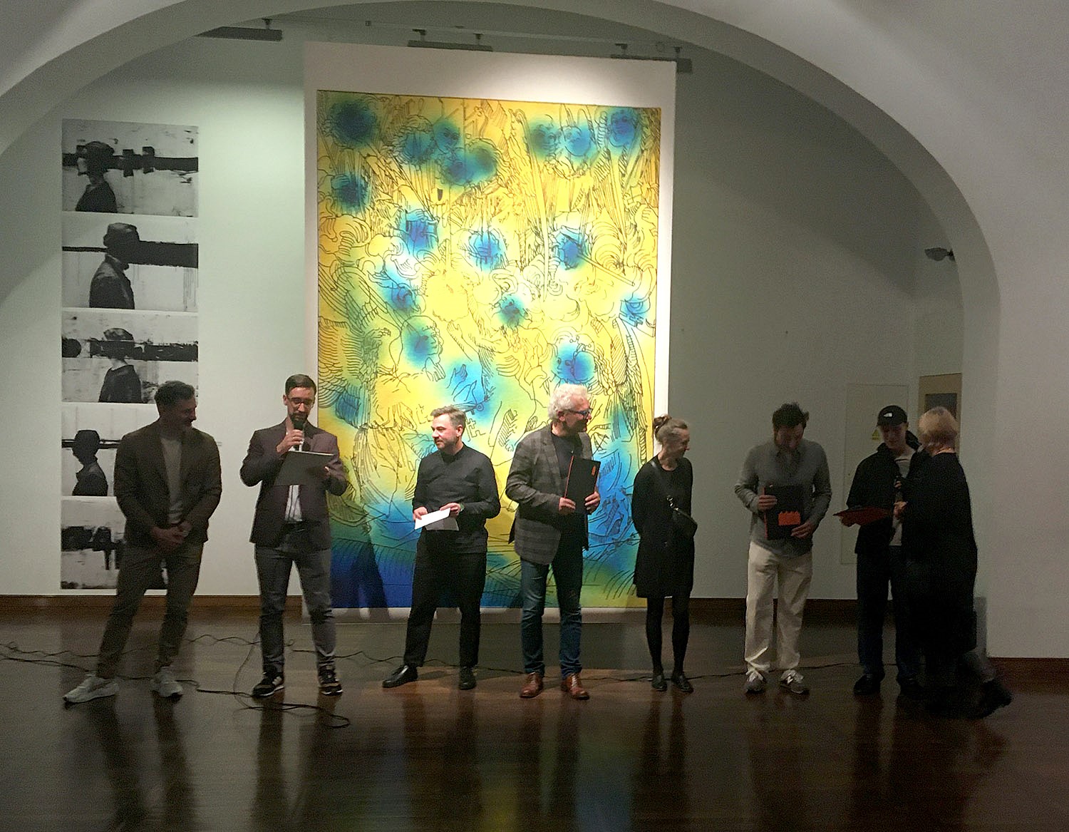 grupa osób w galerii