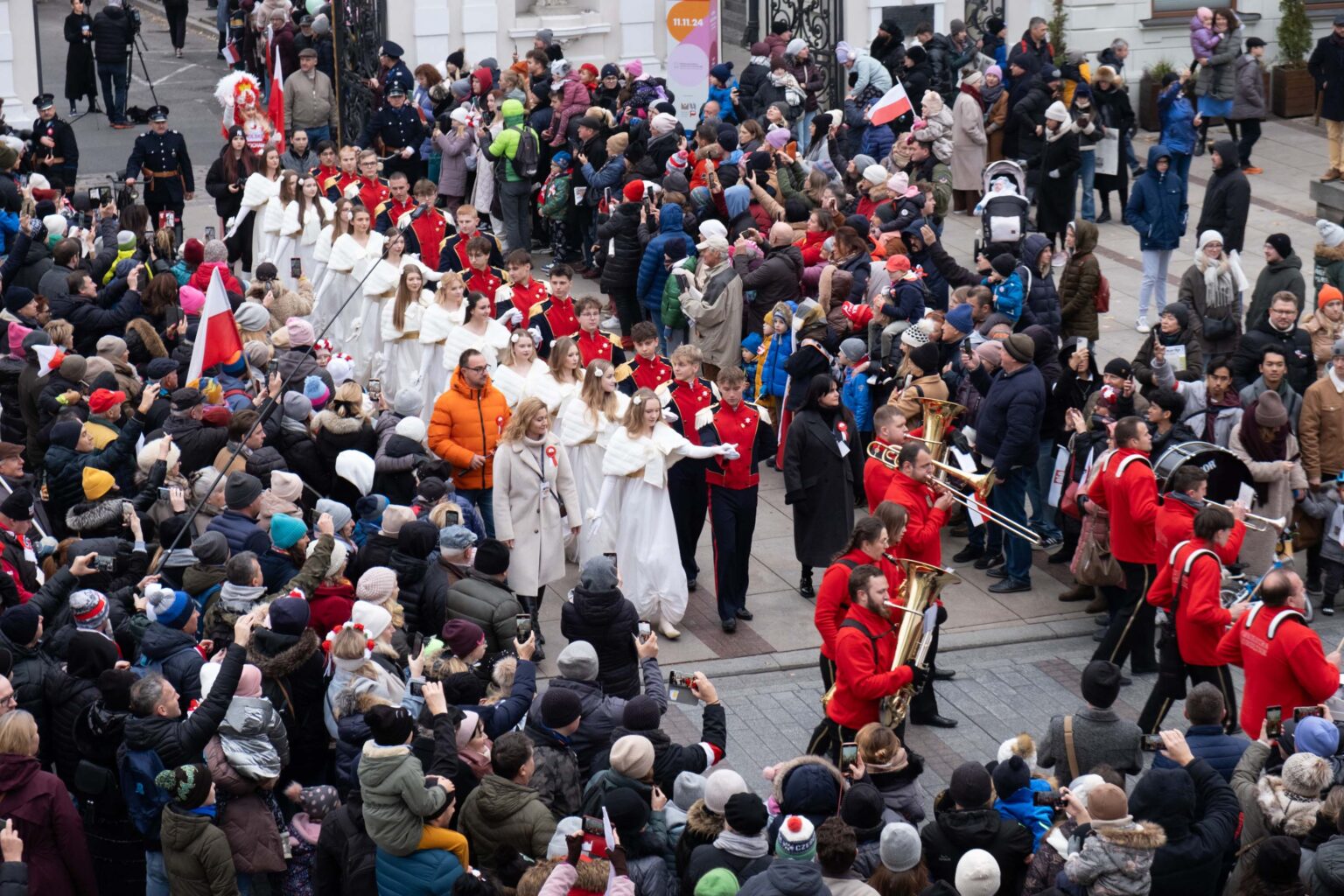 parada na ulicy, ujęcie z góry