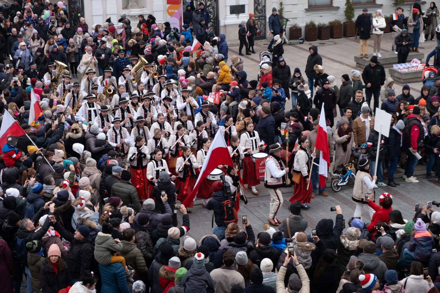 parada na ulicy, ujęcie z góry