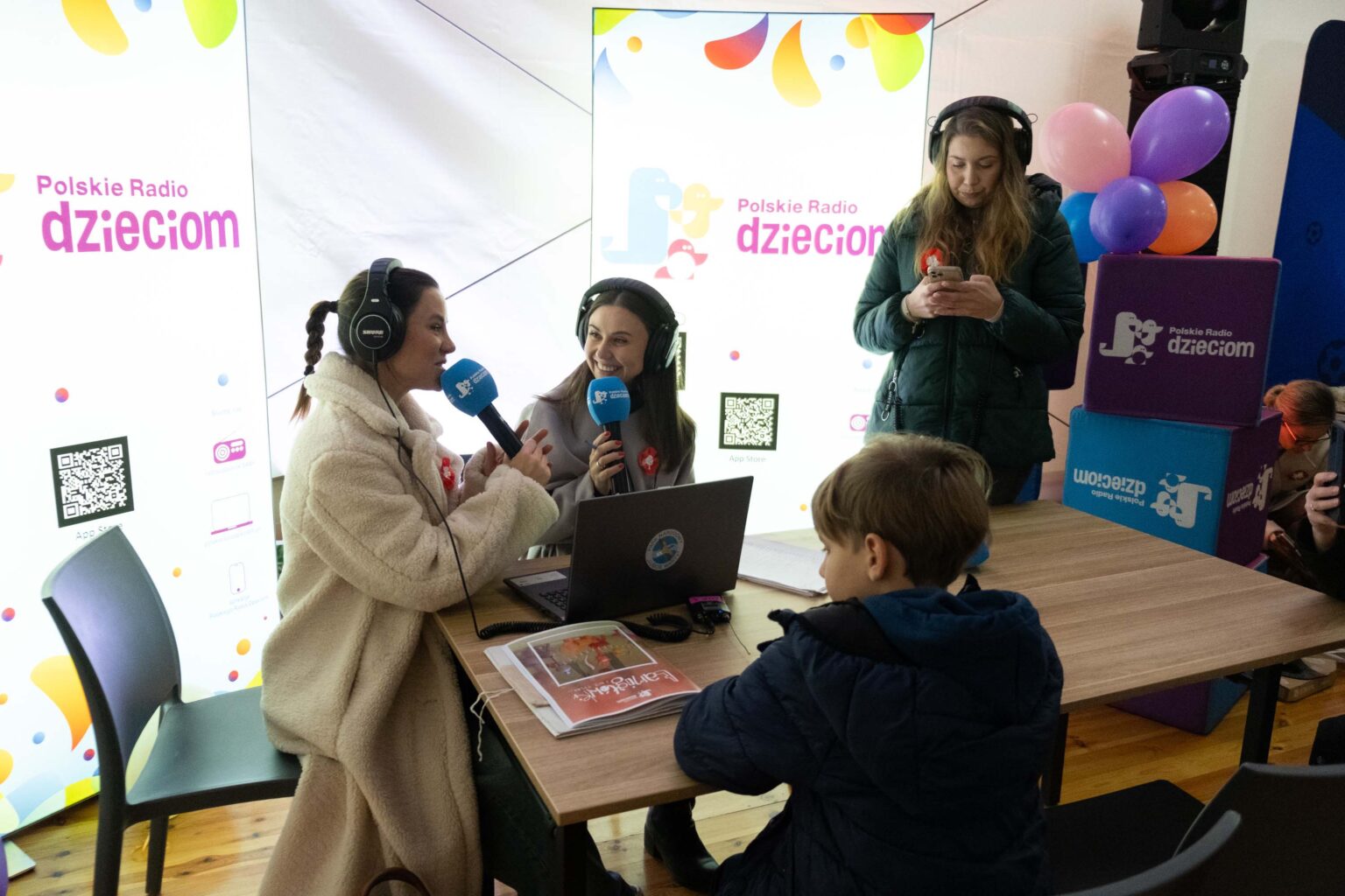 dwie kobiety mówią do mikrofonu w namiocie festiwalowym