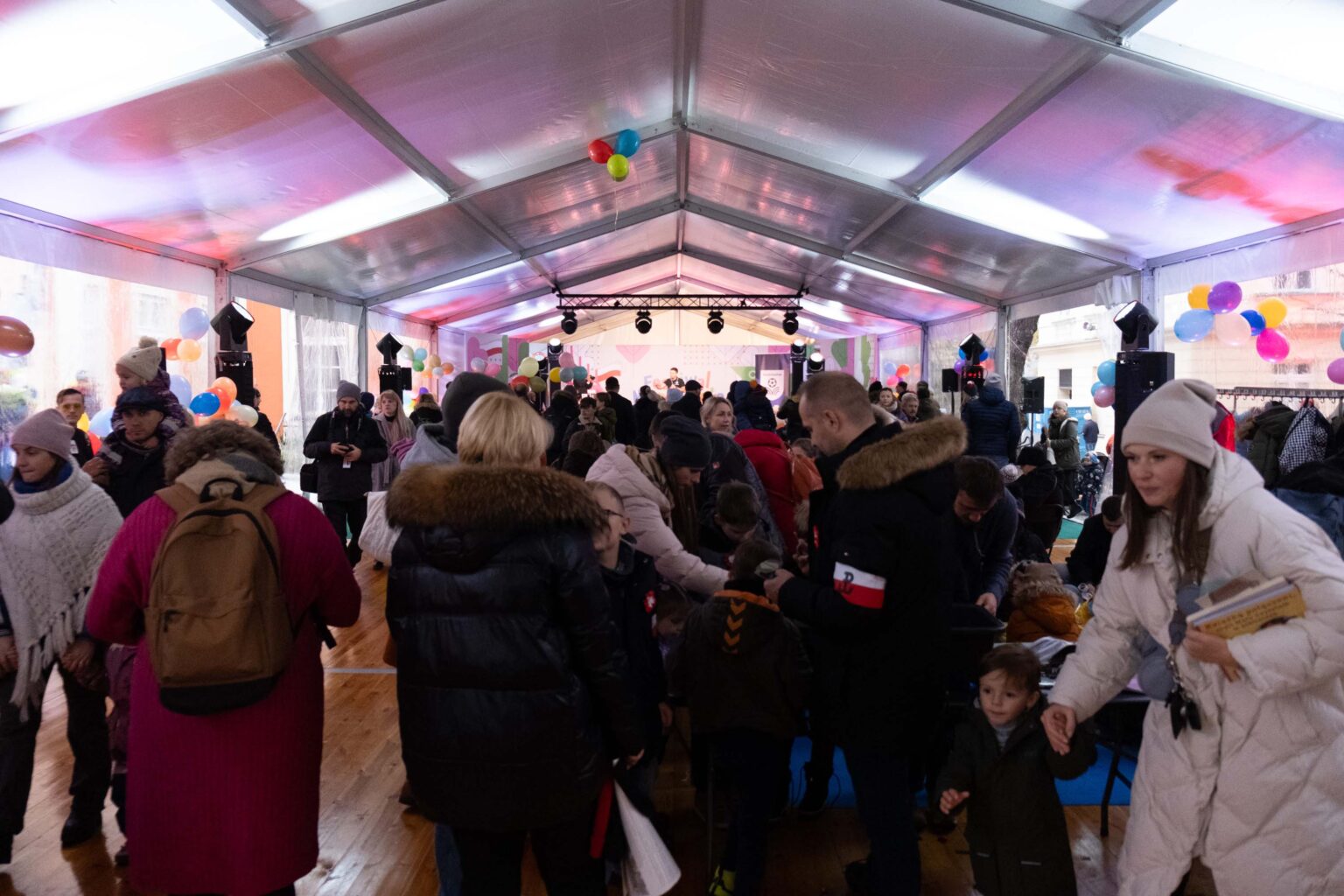 duża grupa dzieci obserwuje scenę