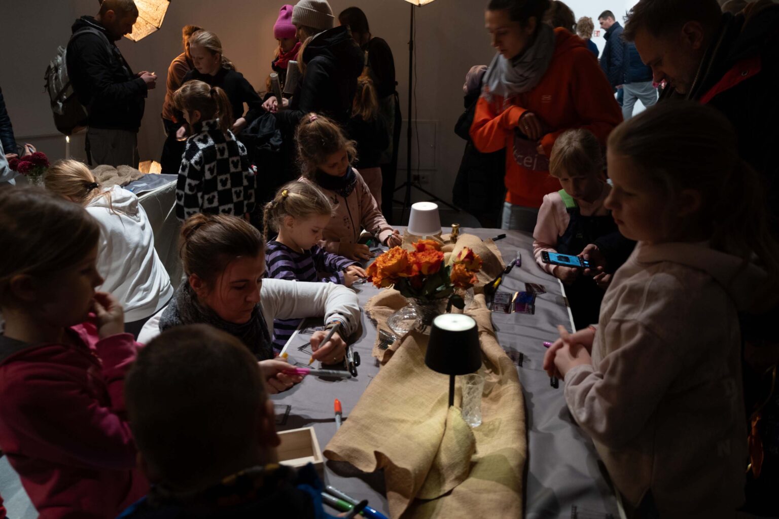 dzieci przy długim stole podczas warsztatów