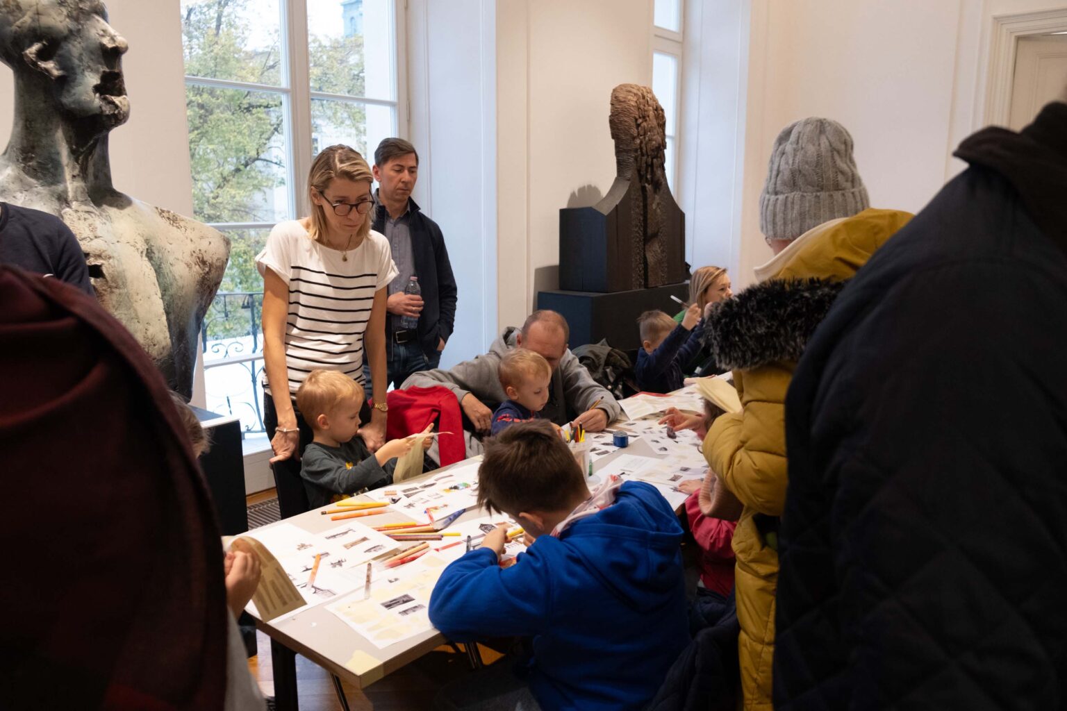 duża grupa dzieci przy długim stole podczas warsztatów