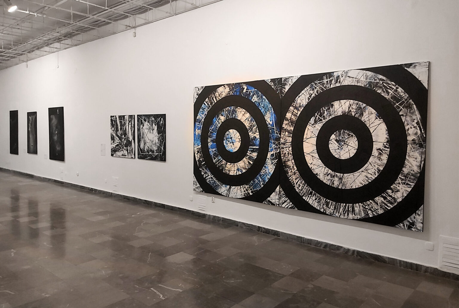 obrazy w przestrzeni galerii