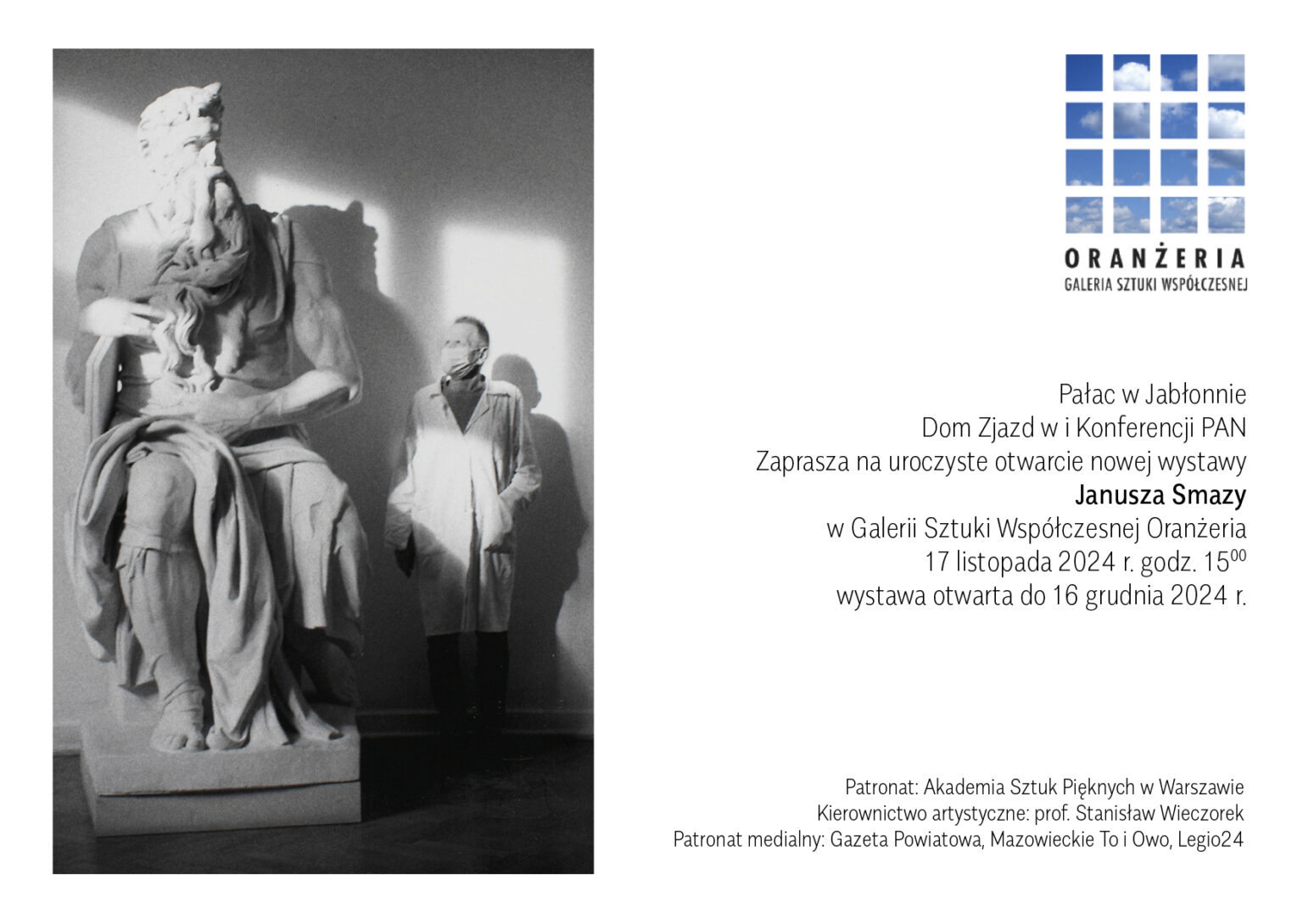zaproszenie z czarno-białym portretem mężczyzny stojącego obok dużej rzeźby