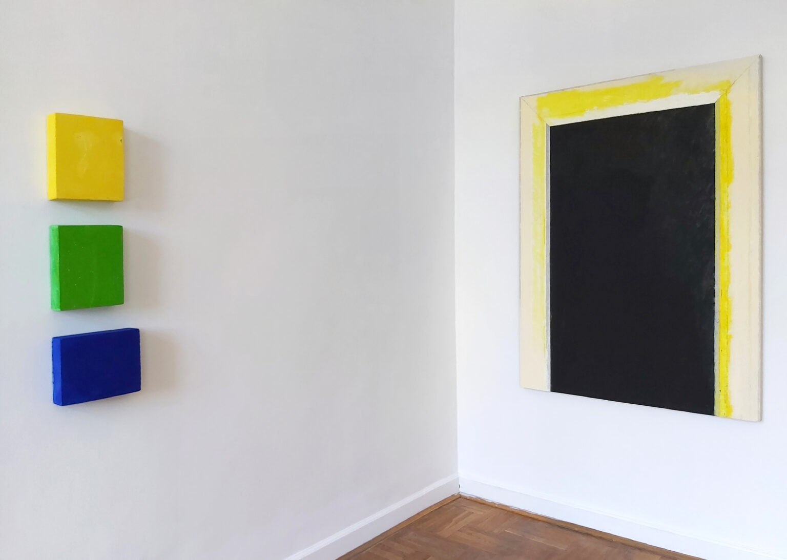 obrazy w przestrzeni wystawy