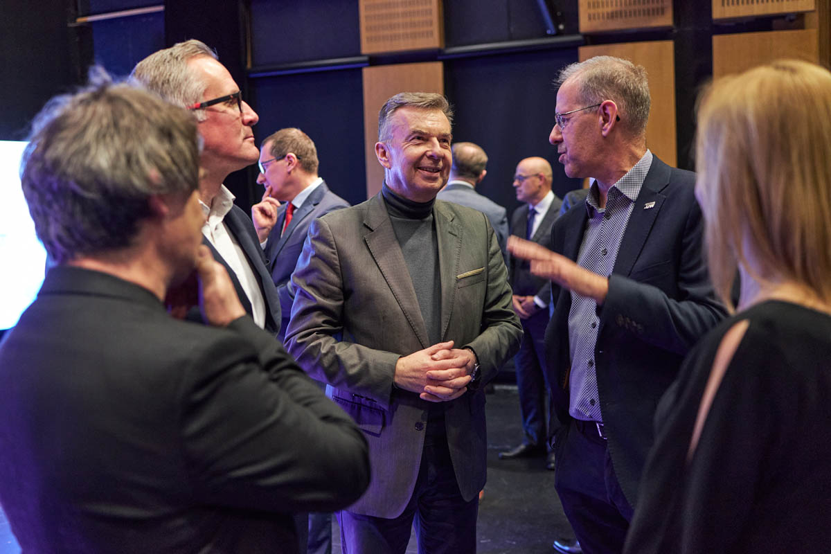 osoby rozmawiające w kuluarach