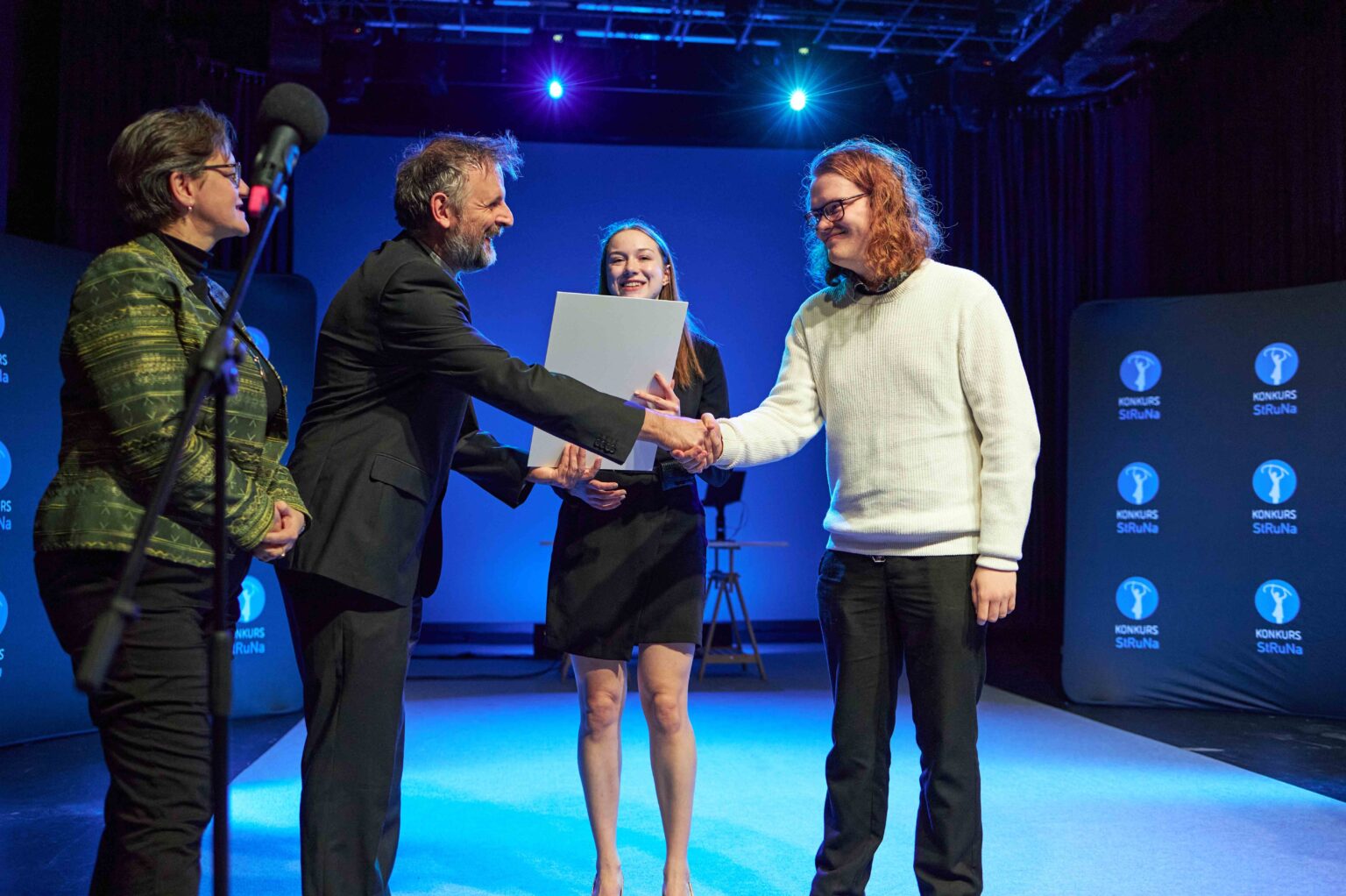 wręczenie dyplomu i uścisk dłoni