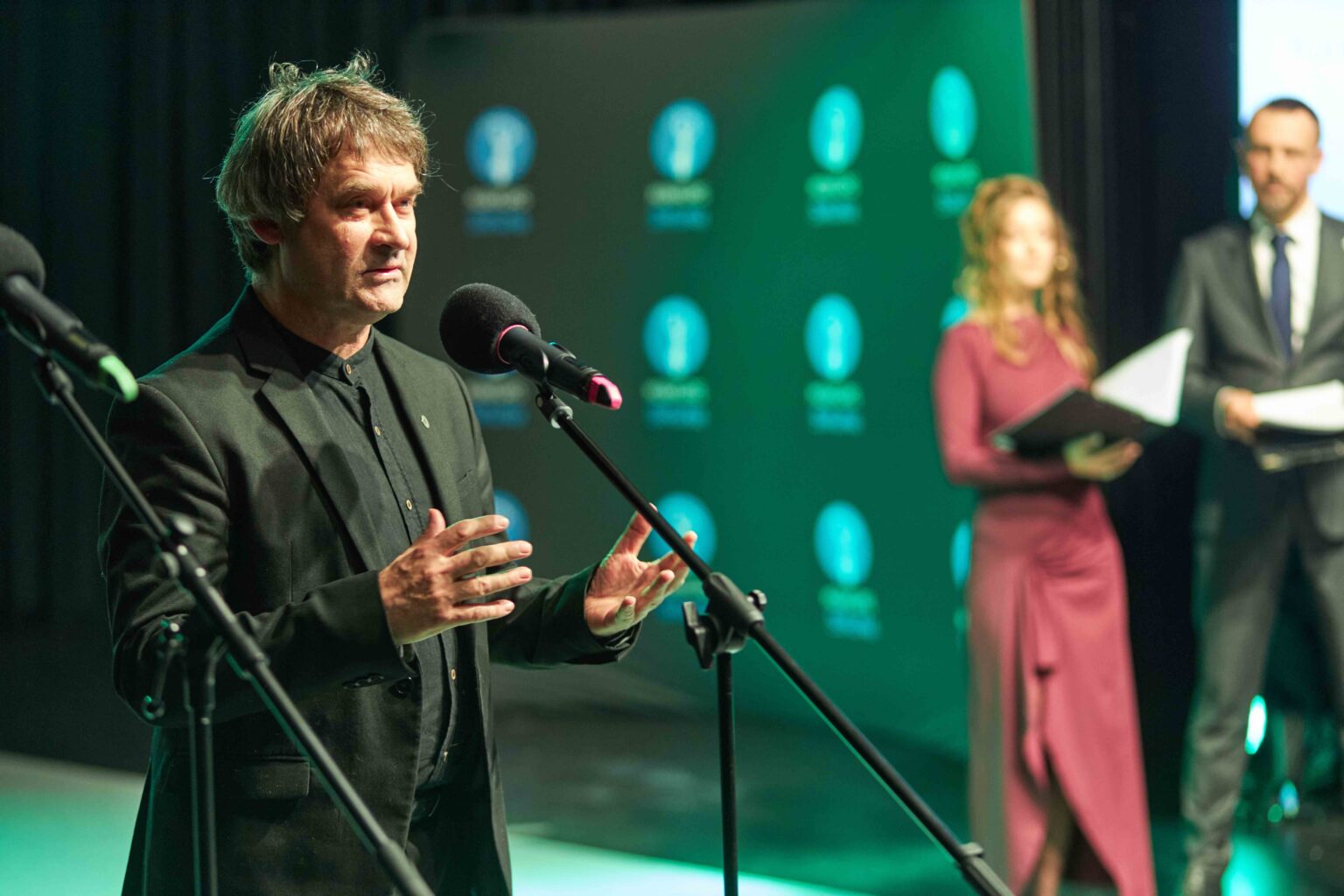 mężczyzna przy mikrofonie