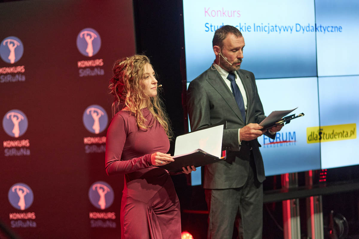 dwie osoby przemawiające na scenie