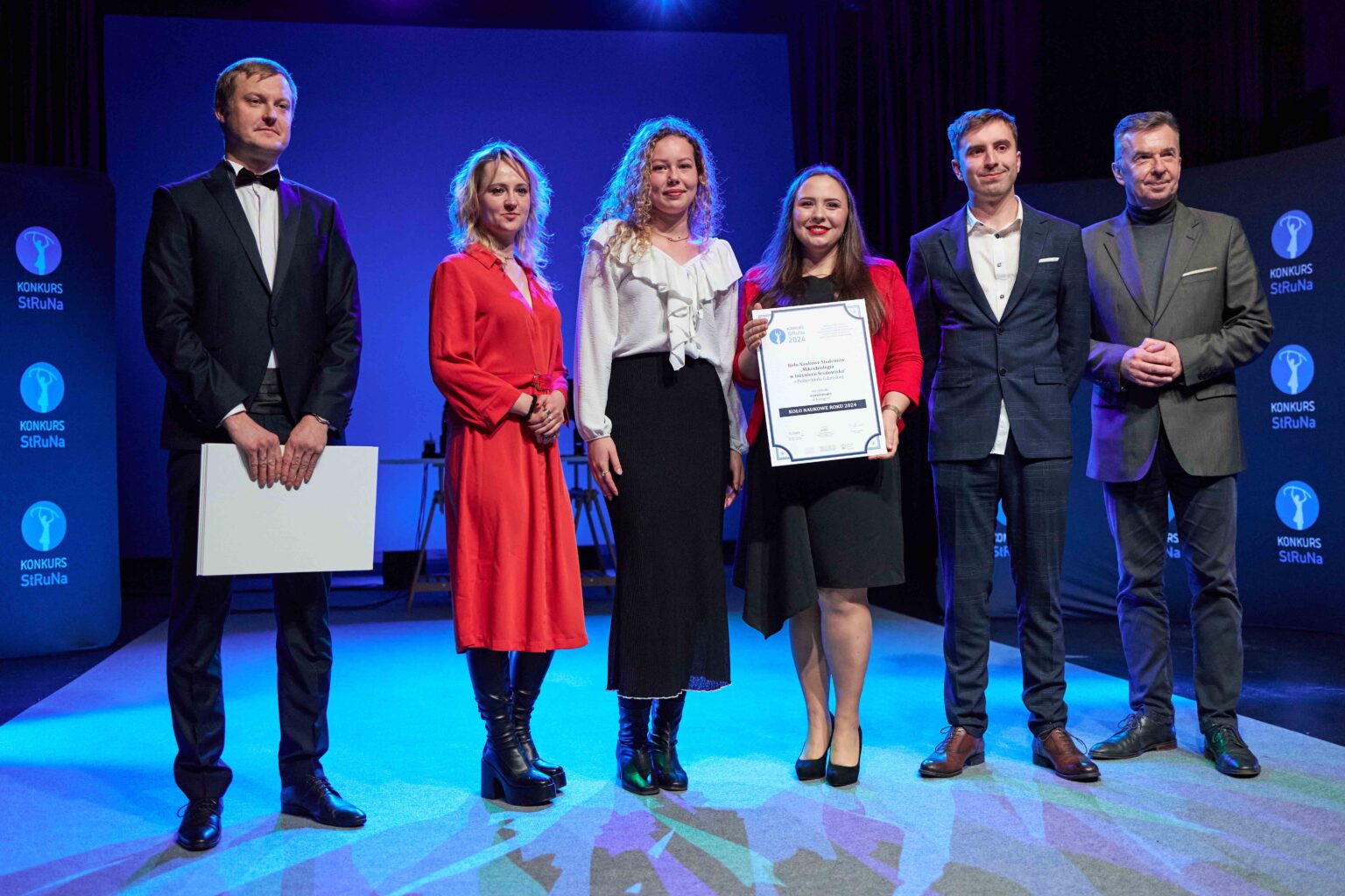 grupa osób na scenie