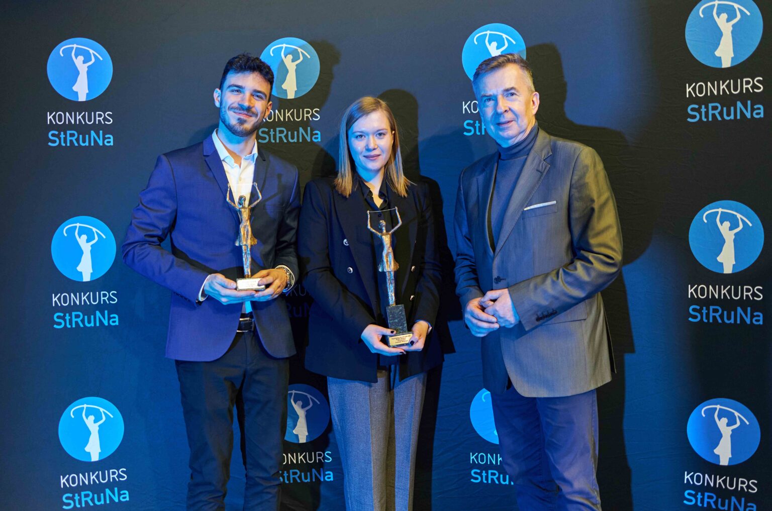 trzy osoby pozują do zdjęcia