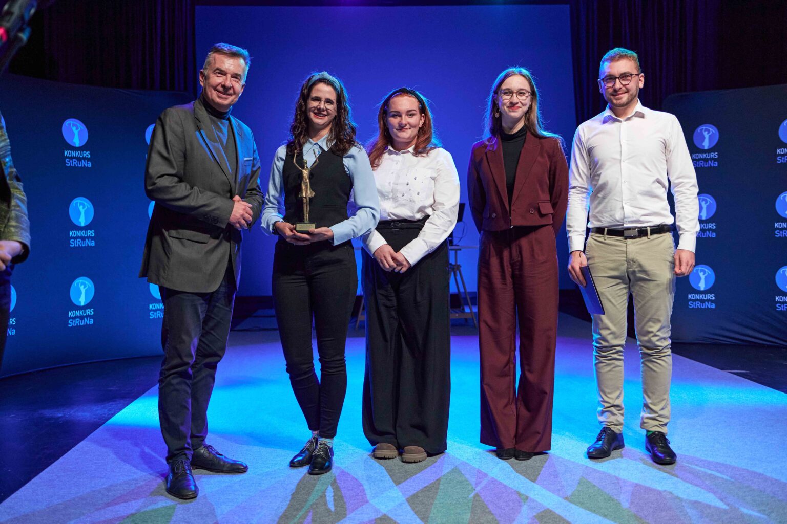 grupa osób na scenie