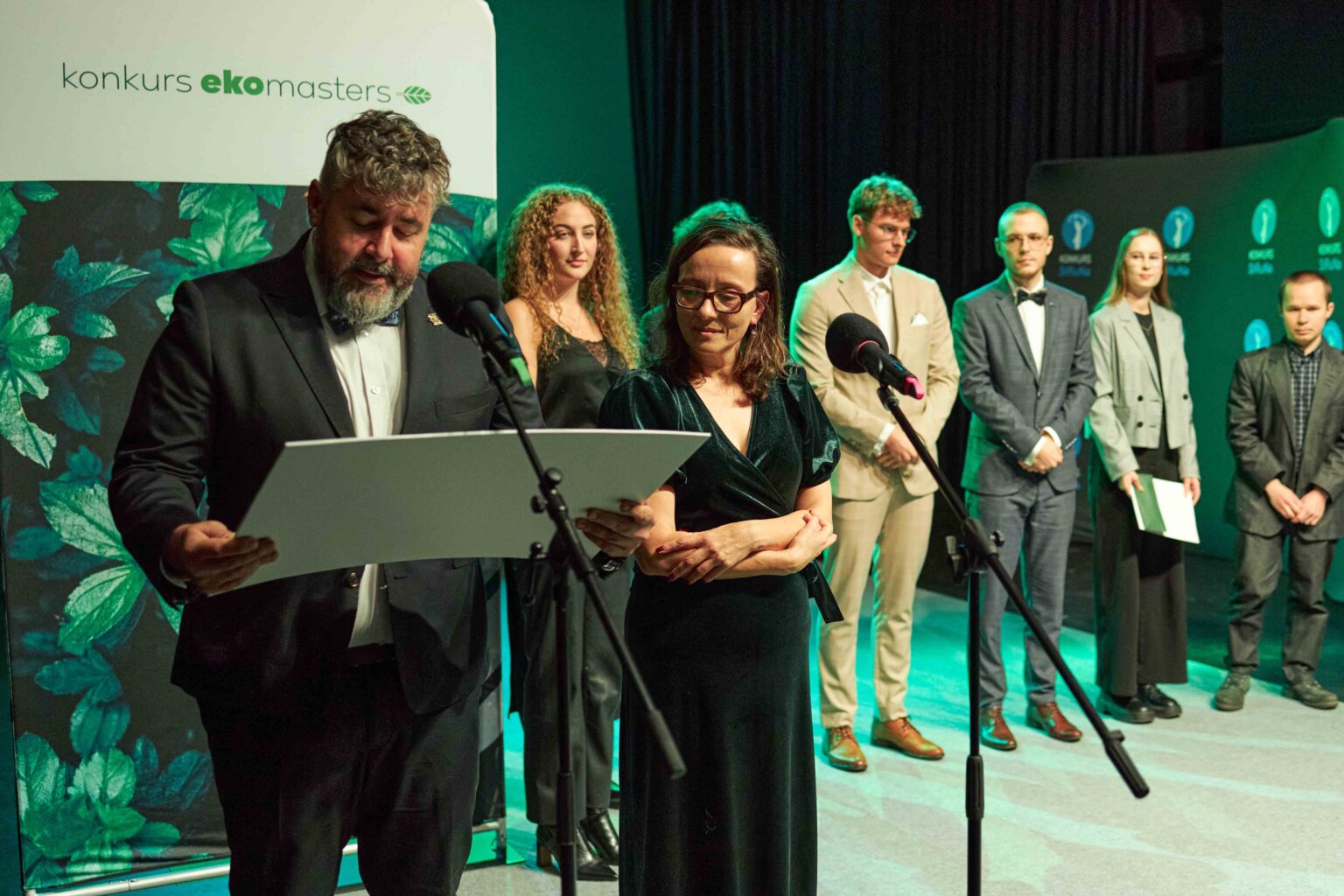 osoby przy mikrofonach na scenie