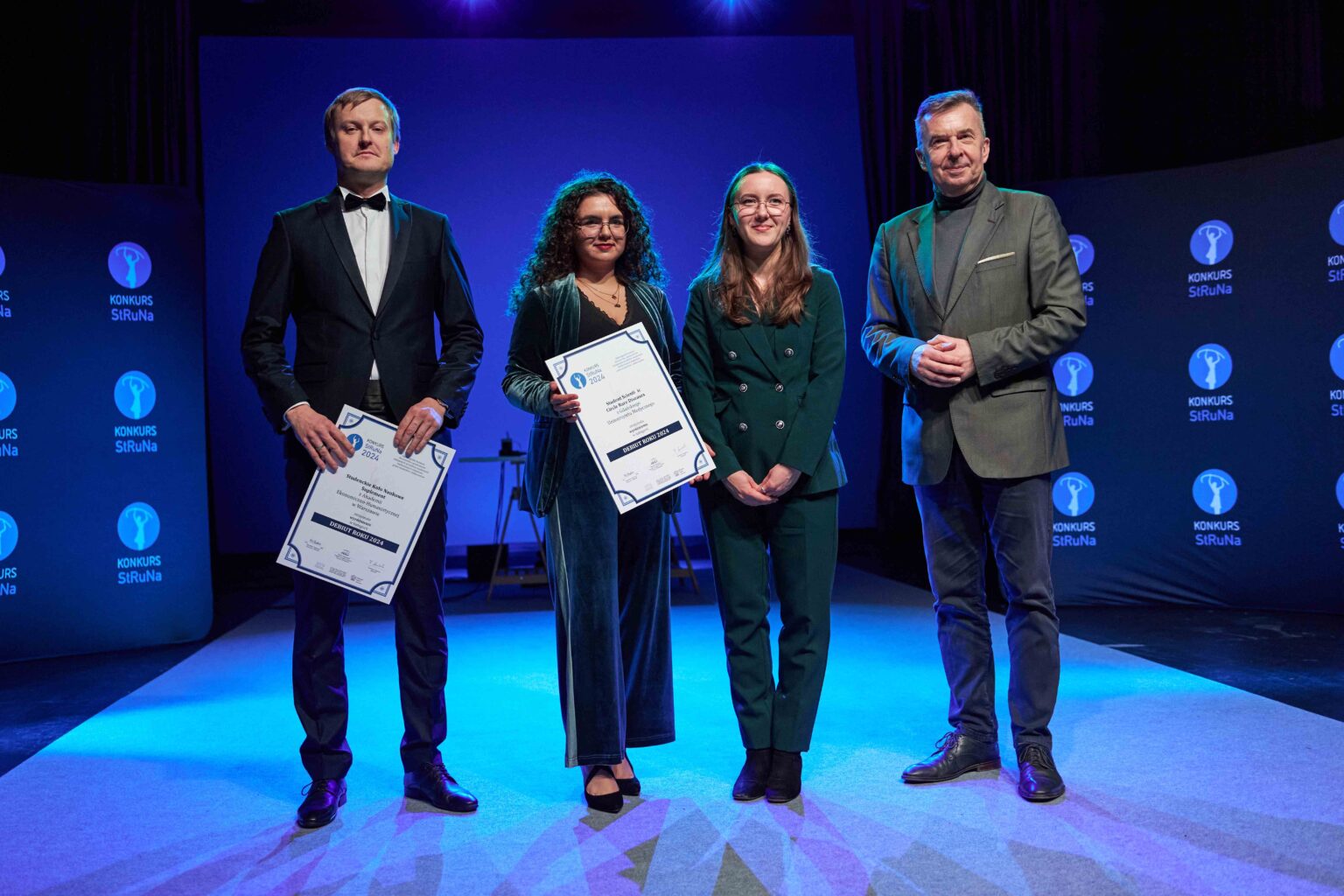 grupa osób na scenie