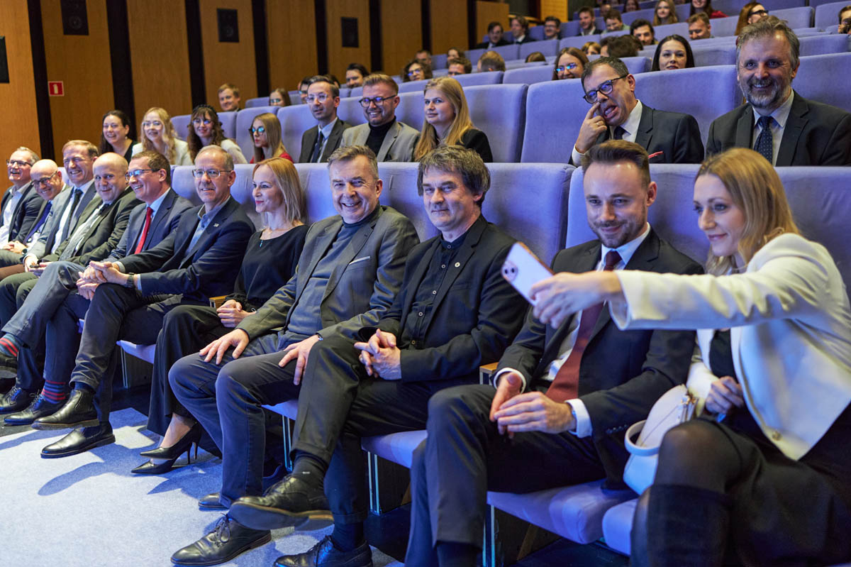 grupa osób na widowni