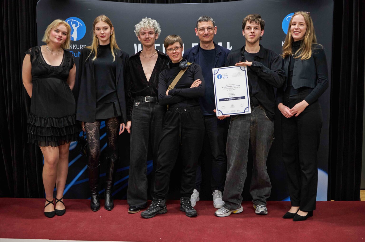 grupa osób na scenie