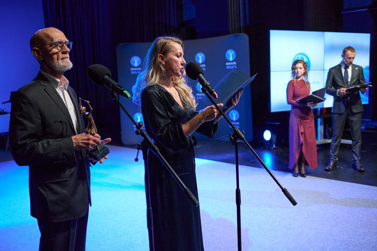 kobieta i męzczyzna przy mikrofonach