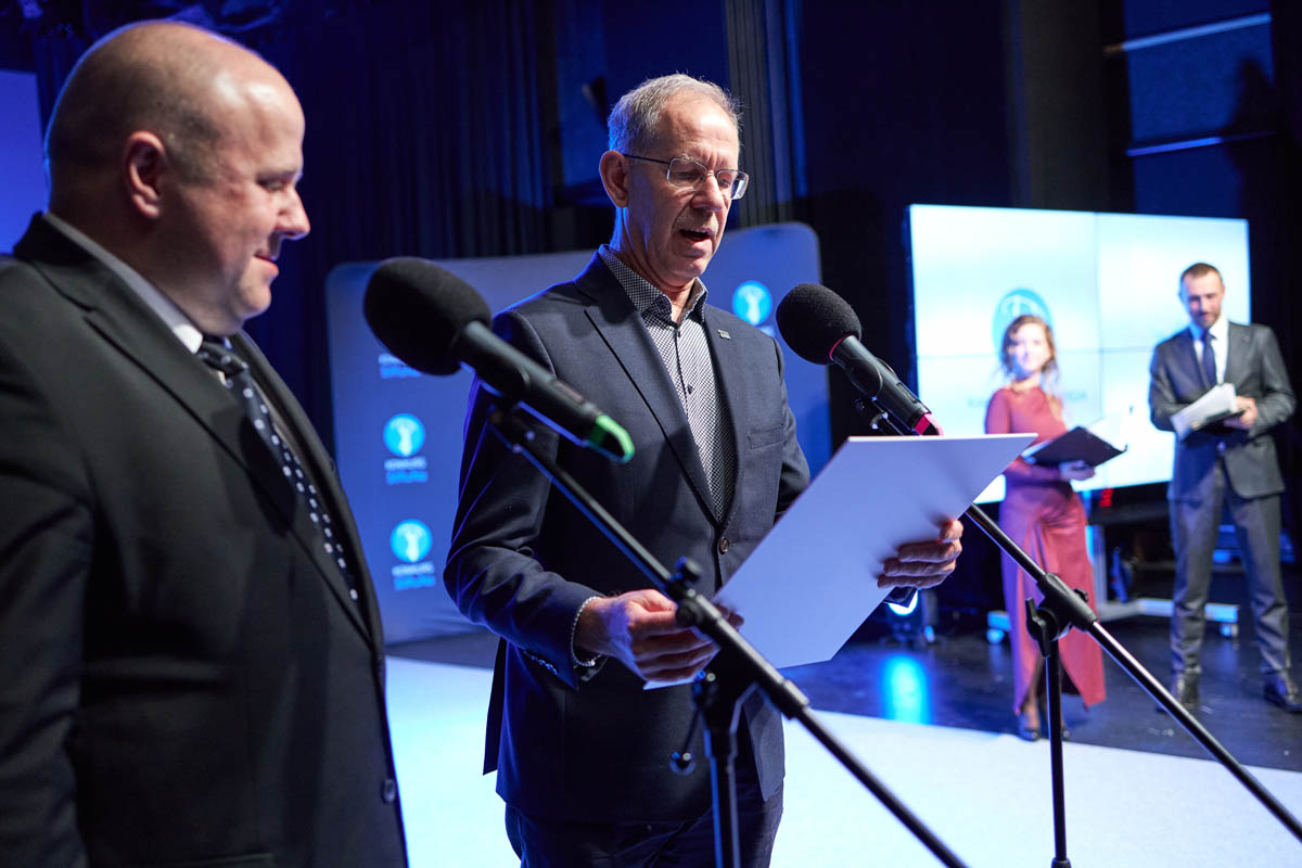 daj mężczyźni mówią do mikrofonów na scenie