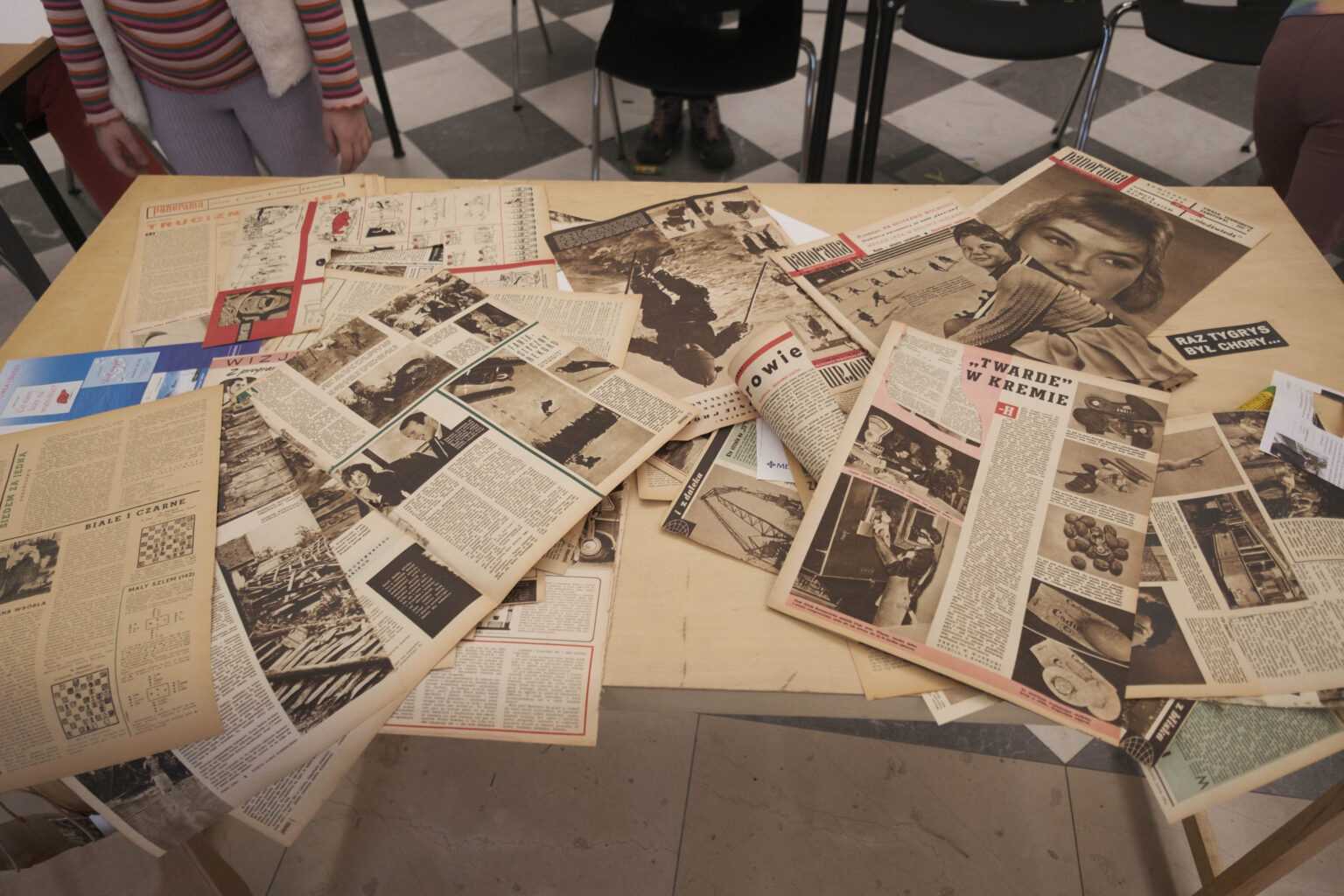 stół ze starymi gazetami