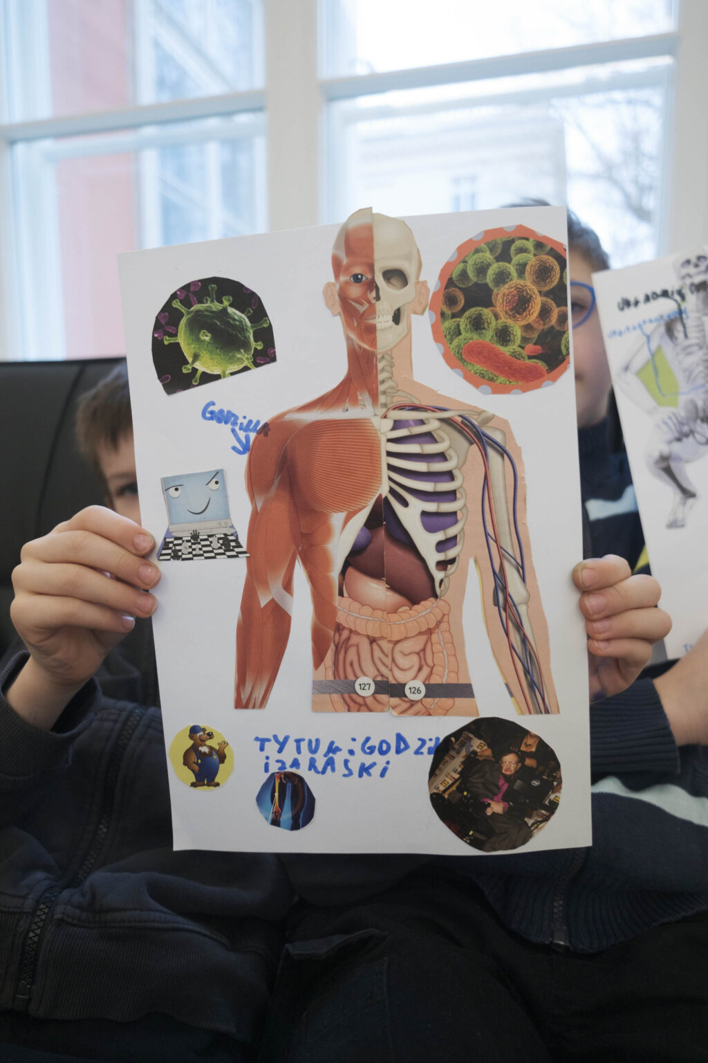 koleż w dłoniach chłopca