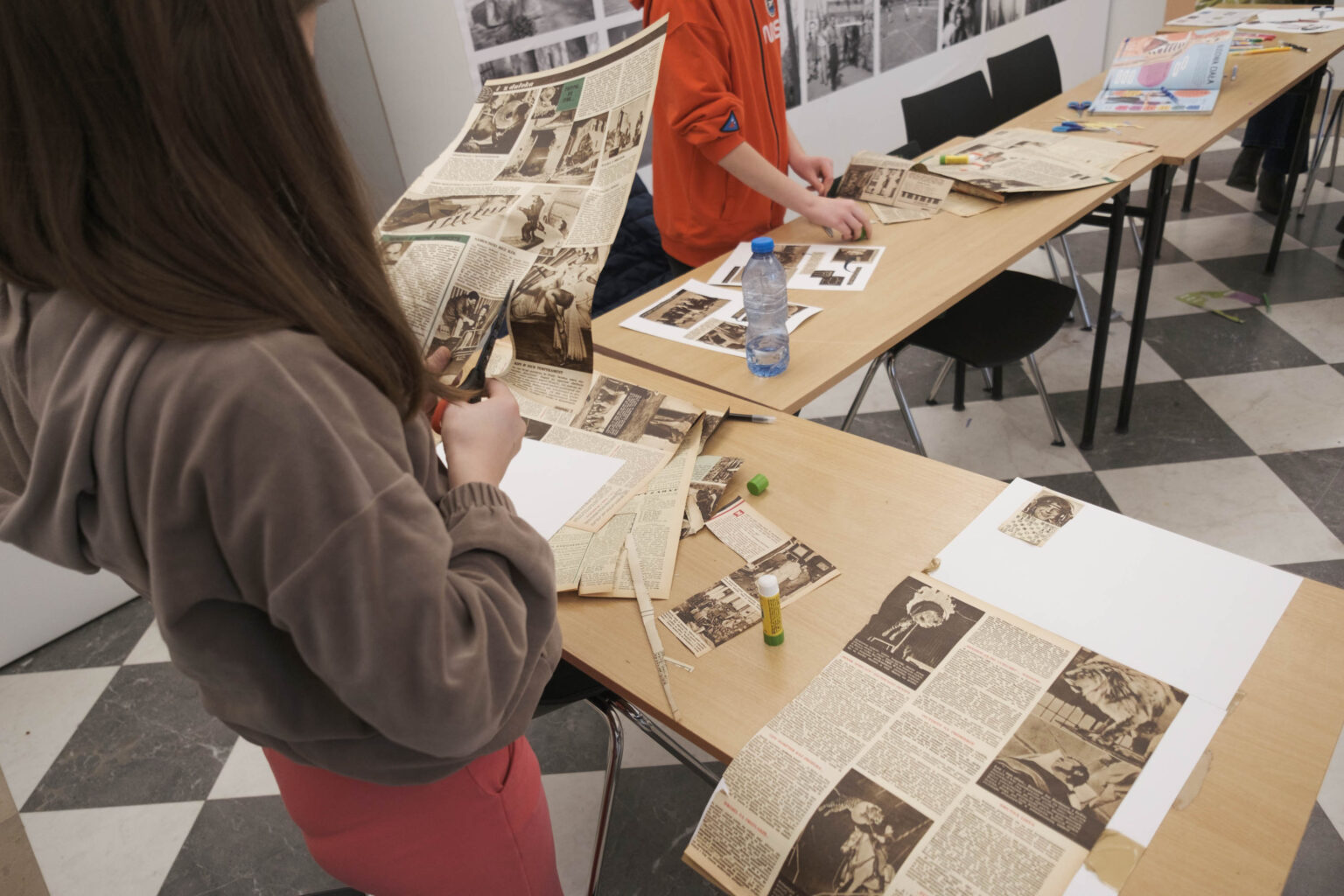 dzieci przy stole z gazetami