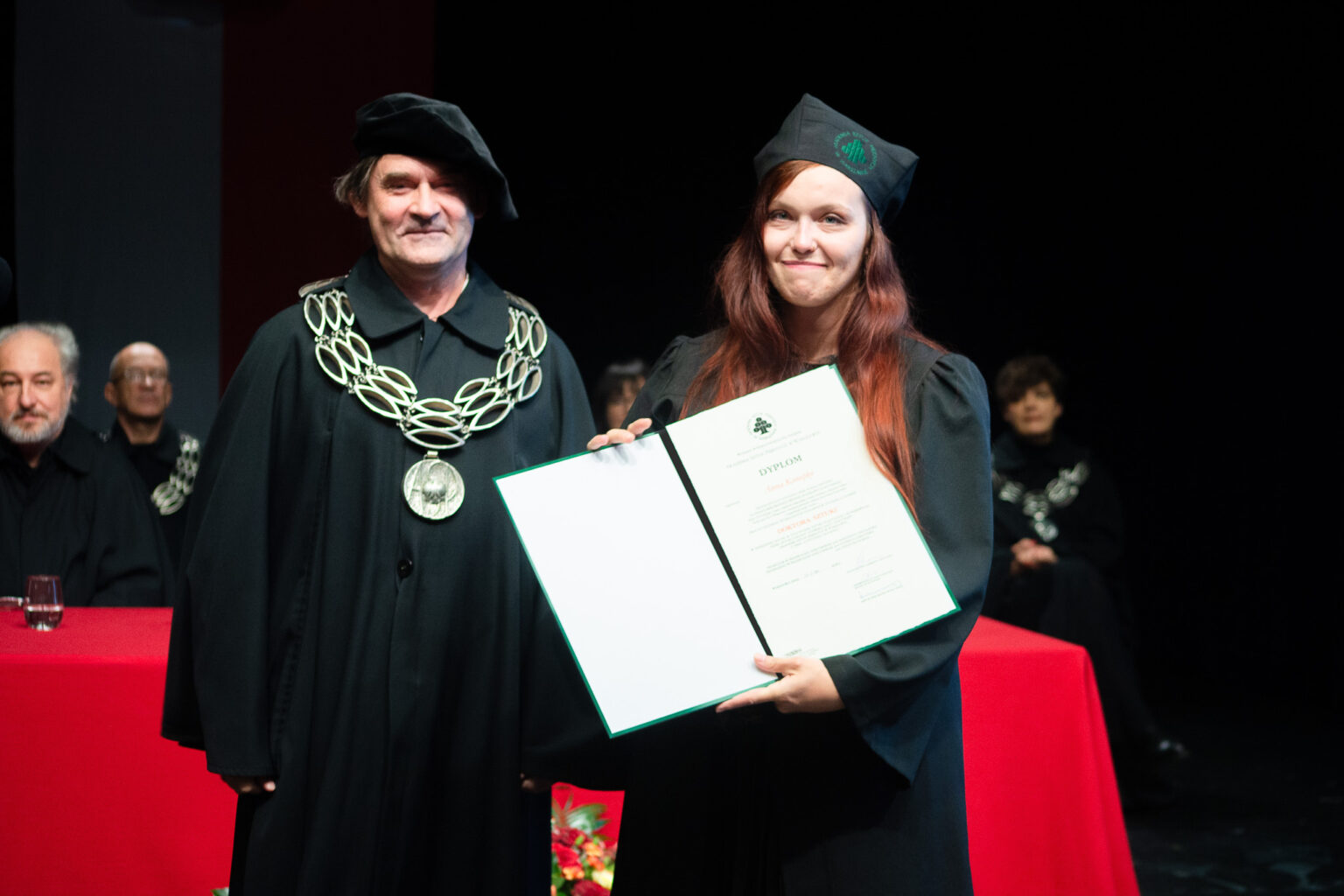 mężczyzna i kobieta w strojach reprezentacyjnym ASP w Warszawie