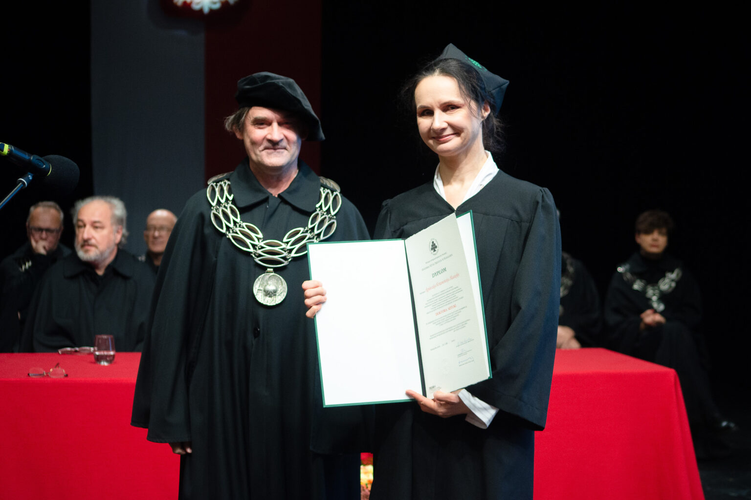 mężczyzna i kobieta w strojach reprezentacyjnym ASP w Warszawie