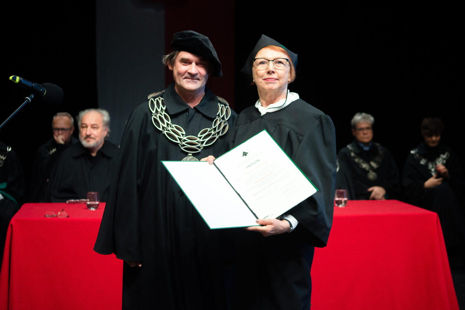 mężczyzna i kobieta w strojach reprezentacyjnym ASP w Warszawie